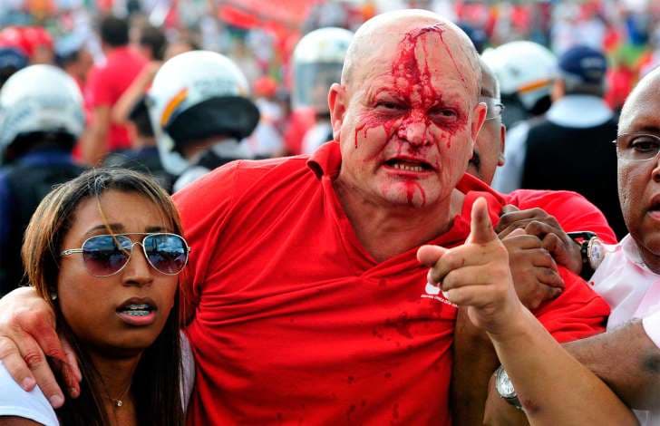 FOTO: Manifestantes e deputados são feridos em ato em Brasília