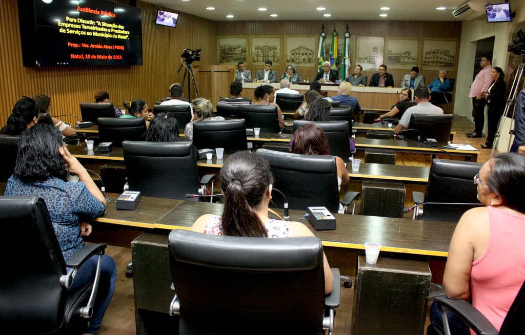 Servidores terceirizados cobram atrasos de salários em audiência na Câmara Municipal de Natal