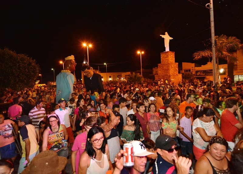 FOTOS: Maior participação popular e muita alegria marcaram o domingo de carnaval em Currais Novos; veja programação desta segunda