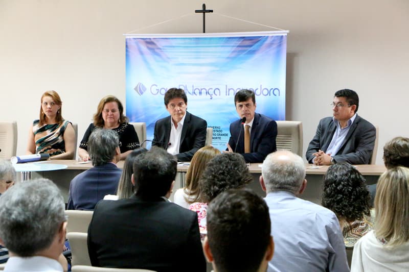 Robinson assina novos contratos do projeto Governança Inovadora