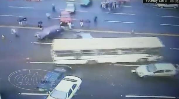 VÍDEO: ônibus atravessa barreira do MST durante manifestação