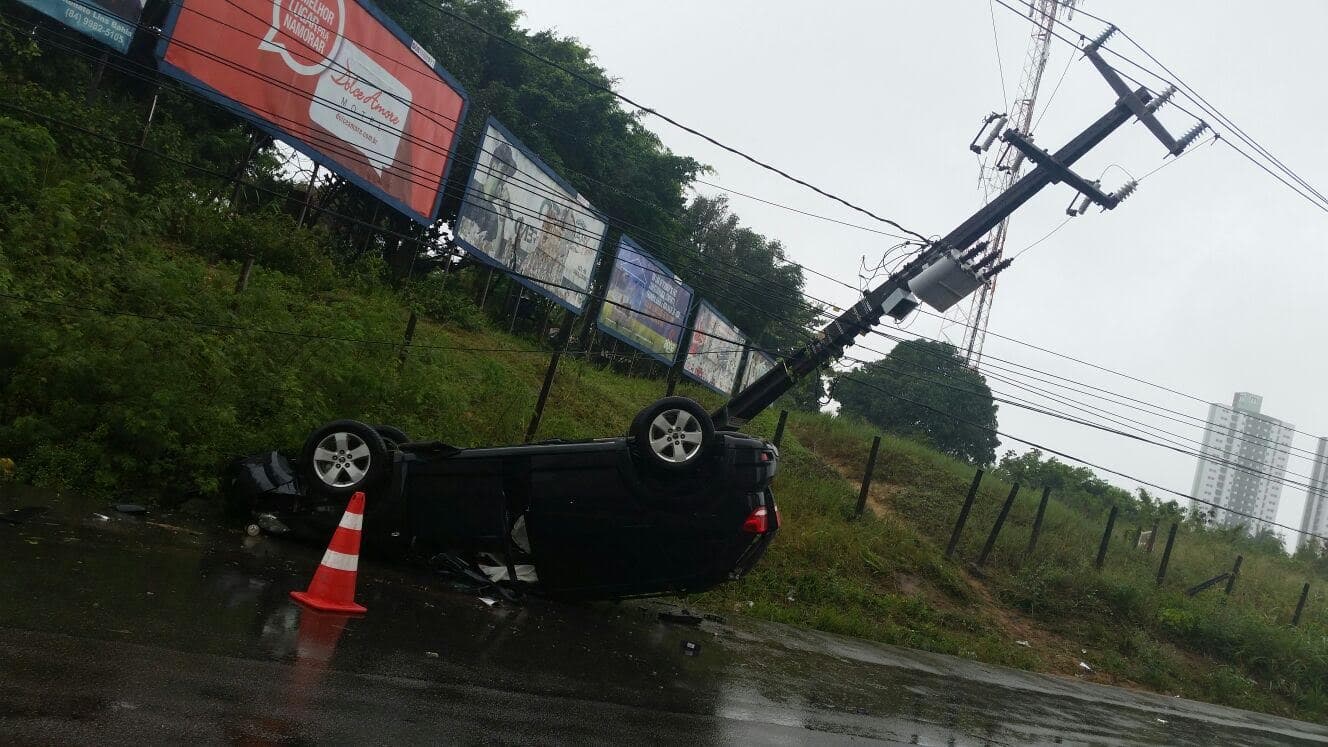 Zagueiro Flávio Boaventura sofre acidente de carro