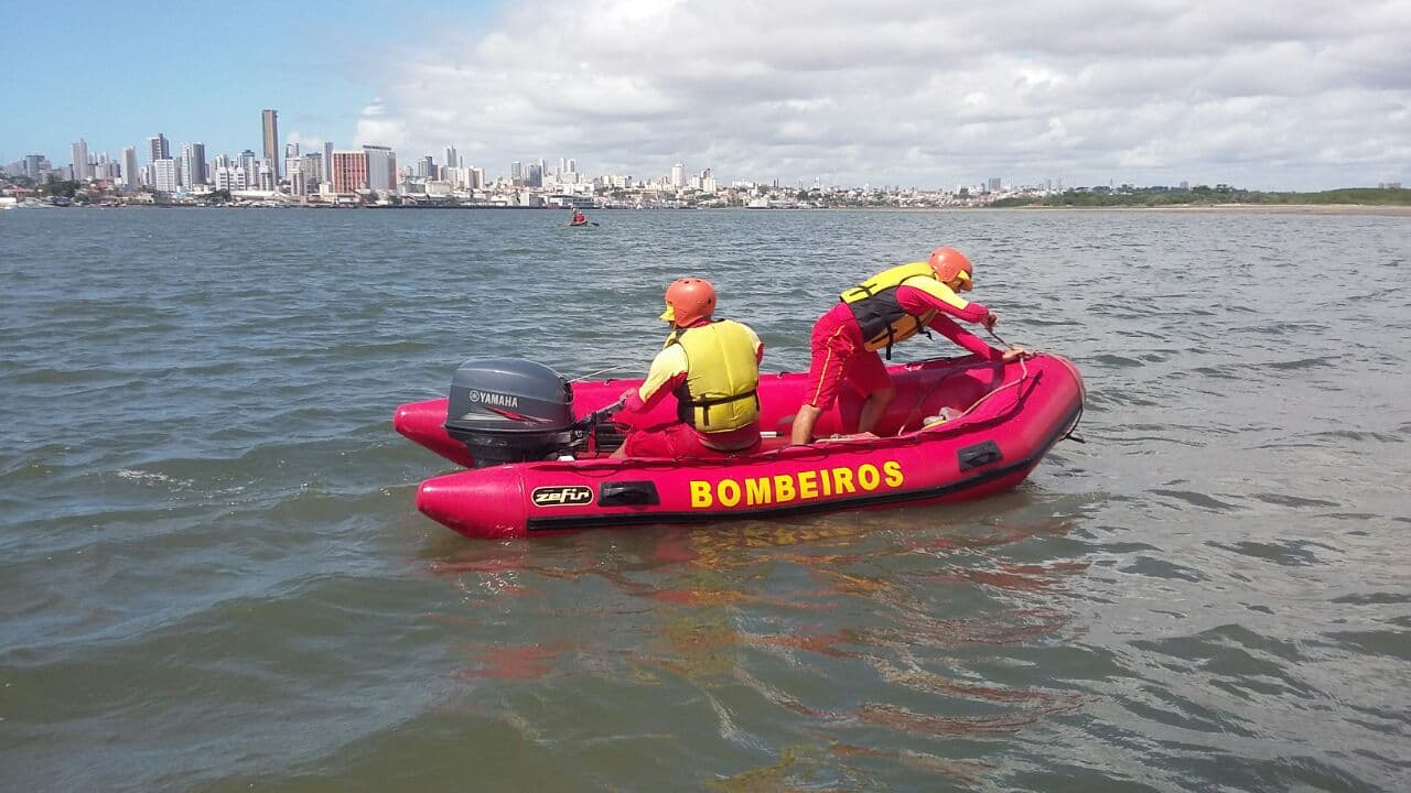 FOTOS: Bombeiros mantém buscas por jovem desaparecida entre as Praias dos Artistas e Areia Preta