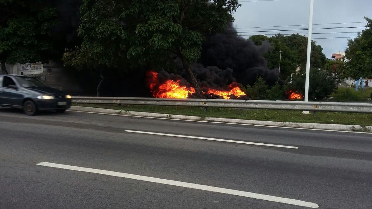 FOTOS: BR-101 Sul bloqueada na altura do Via Direta; manifestantes queimam pneus