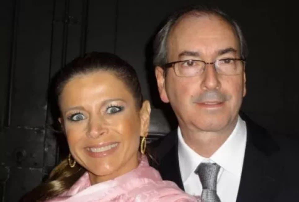 Mulher de Eduardo Cunha, Cláudia Cruz quebra a perna ao cair de bicicleta e vai operar