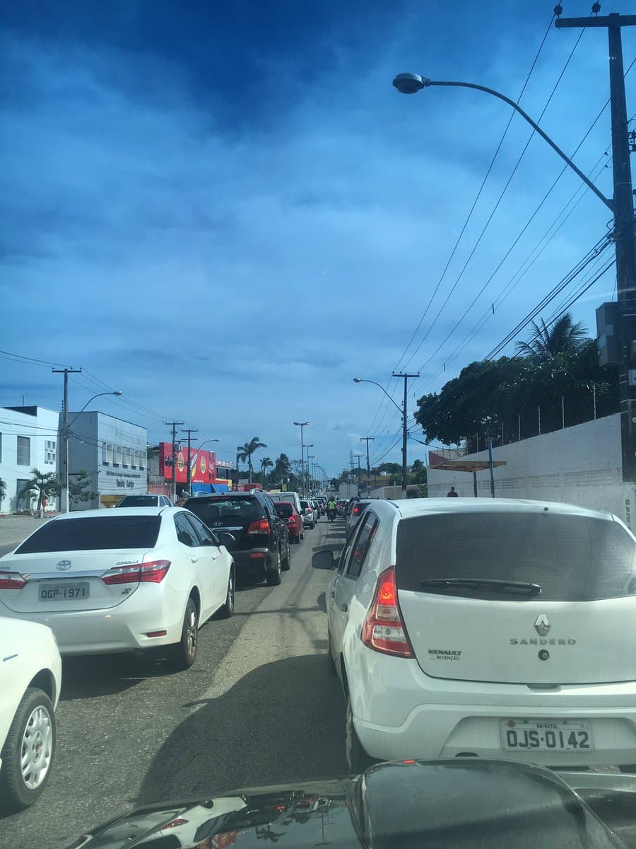 FOTO: Erro de sincronia entre semáforos provoca congestionamento em trecho da Ayrton Senna com Abel Cabral