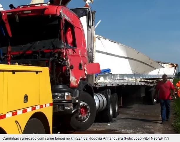 FOTOS E VÍDEO: Nessa terça, caminhão com 800 kg de carne tomba na Anhanguera e carga é saqueada