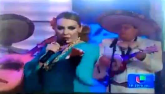 VÍDEO: Cantora perde absorvente em programa de TV ao vivo