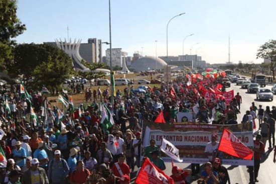 Servidores fazem manifestação contra projeto que prevê demissão de concursados