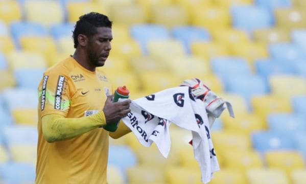 CASO SÉRIO: Depois do atacante Guerrero, no Corinthians, mosquito da dengue faz nova vítima: goleiro do Palmeiras