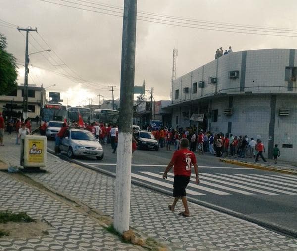 FOTOS: Rodoviários paralisam atividades no Baldo na tarde desta quarta