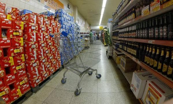 Carrinhos de supermercado têm bactérias que podem causar de diarreia a infecções graves