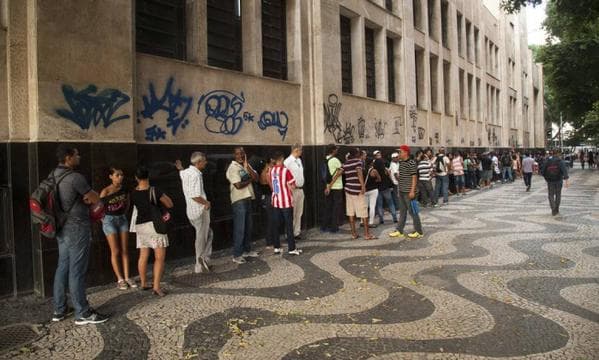 Desemprego sobe para 6,2% em março, a maior taxa em 4 anos