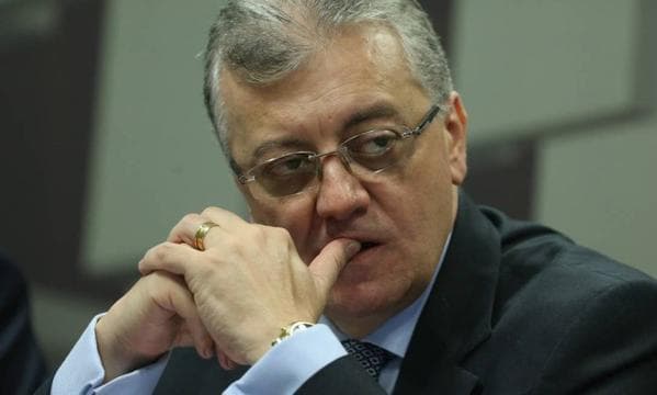 Presidente da Petrobras diz que brasileiro paga ‘preço justo’ por gasolina