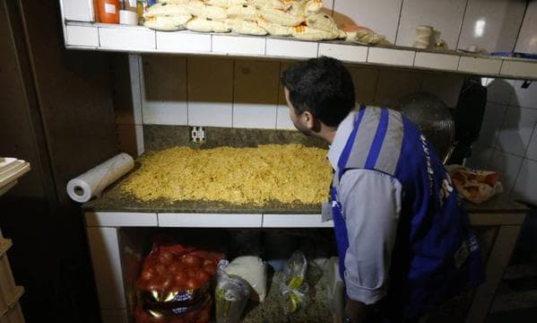 Vigilância sanitária encontra bactérias de fezes humanas em salgados de pastelarias do RJ