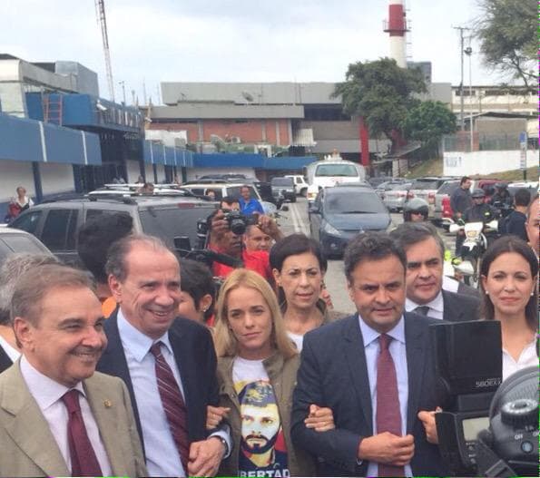 INDISPOSIÇÃO: Veículo com senadores brasileiros para em bloqueio em Caracas, na Venezuela
