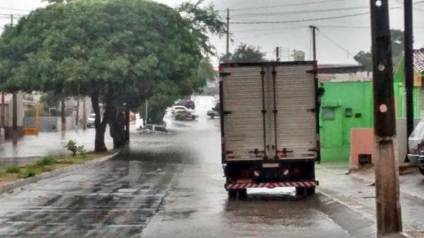 FOTOS - CHUVAS NATAL: Carro boiando na av. Capitão -Mor- Gouveia x rua São José, trânsito e alagamento nas zonas sul e norte da capital