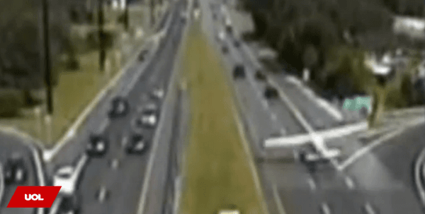 VÍDEO: Avião faz pouso de emergência em avenida movimentada nos EUA