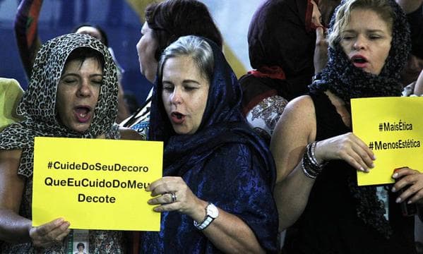 FOTO: Contra regras sobre vestimenta, servidores protestam de véu na Câmara