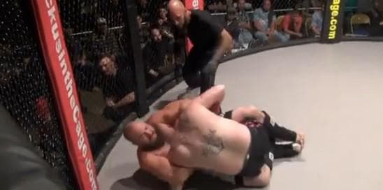 VÍDEO(QUE SITUAÇÃO): Lutador de MMA faz muita força para evitar nocaute e acaba com intestino solto