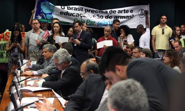 Projeto que altera o Estatuto do Desarmamento prevê registro grátis para compra da primeira arma