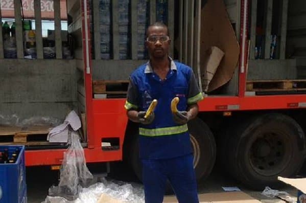 Racismo - (FOTO): Motorista negro ganha uma banana de gerente de restaurante no RJ