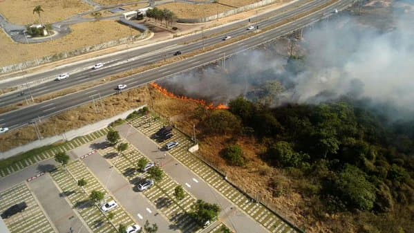 FOTOS: Incêndio em área de matagal se aproxima de condomínio em Natal