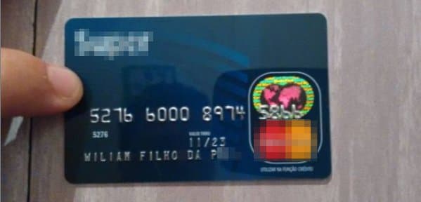 FOTO: Homem recebe cartão de crédito com xingamento impresso no lugar do sobrenome: Filho da P…