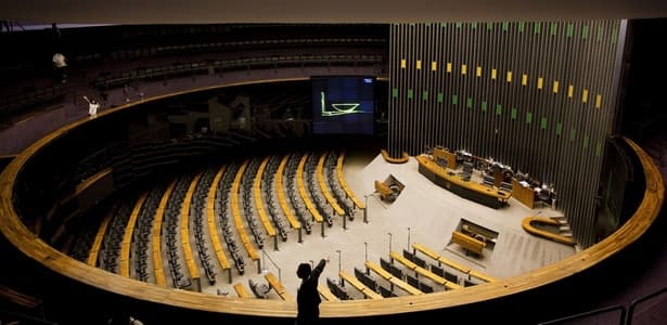 Câmara dos Deputados começa feriadão de Páscoa nesta noite; Cunha defende e fala em "ritmo frenético de trabalho"