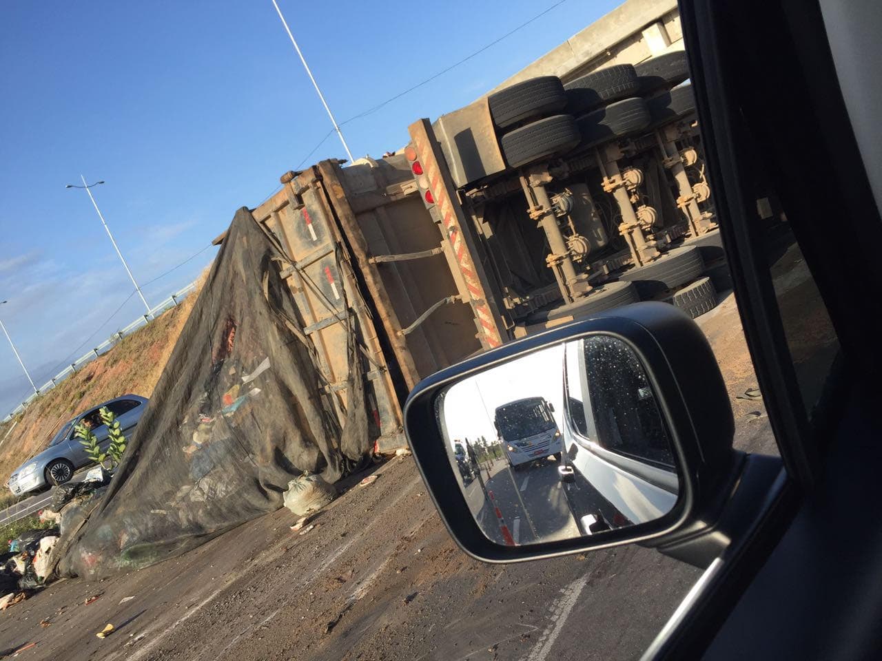 FOTO: caminhão tomba embaixo do viaduto que da acesso ao Aeroporto Aluízio Alves