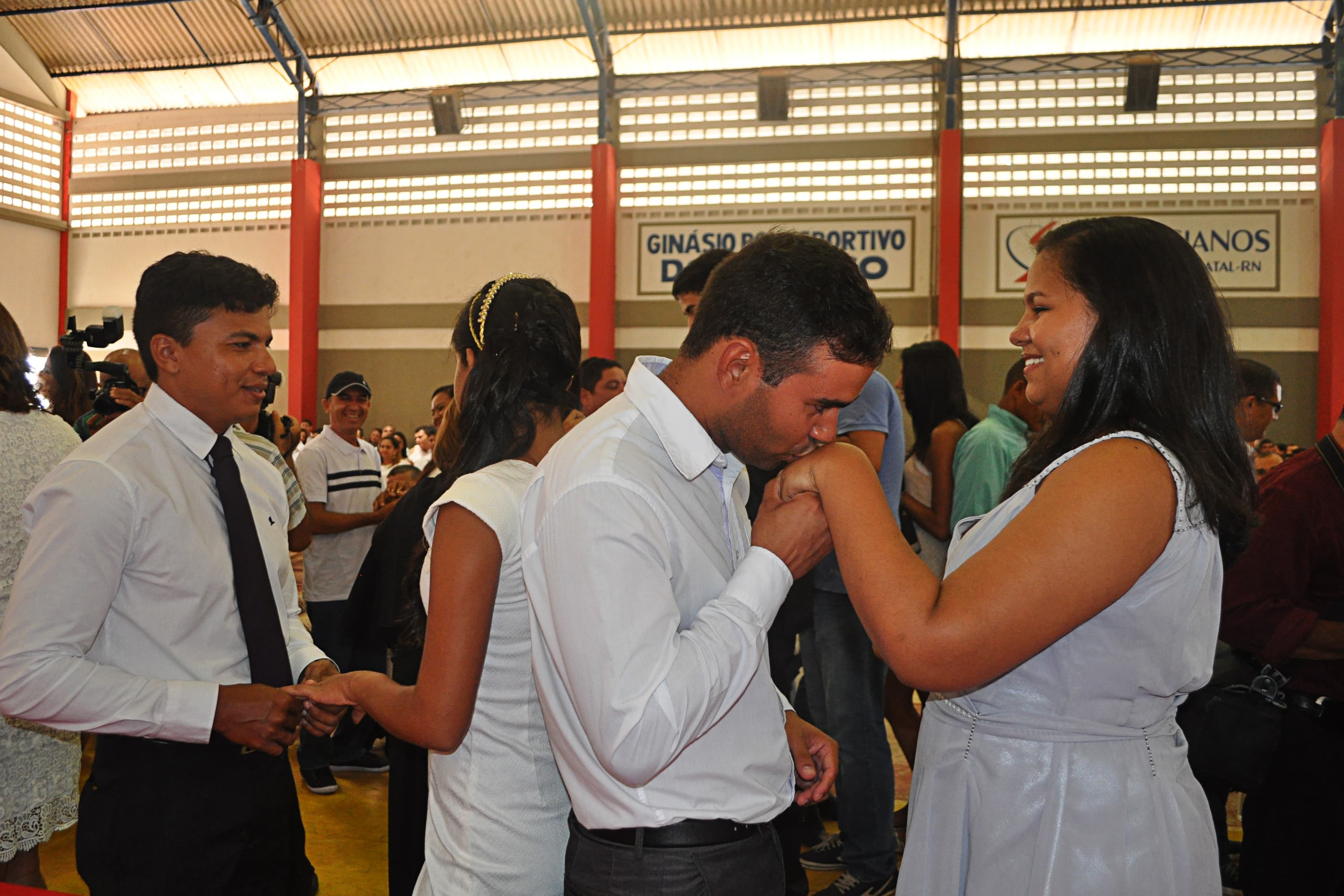 FOTO: Justiça realiza casamento comunitário com 205 casais na Zona Norte