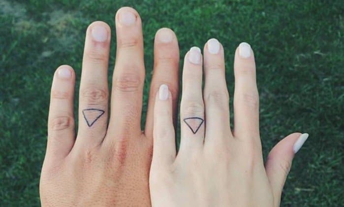FOTOS: Casais substituem a aliança por tatuagens de compromisso