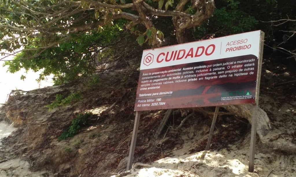 FOTOS: Novas placas de sinalização são instaladas no Morro do Careca