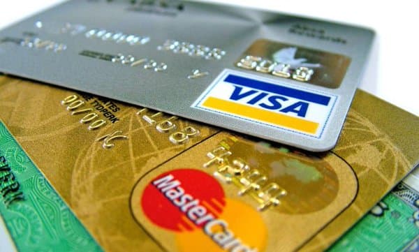 Juros do cartão atingem 447,5% ao ano. Taxa do cheque especial fica em 293,9%, igual a 1994