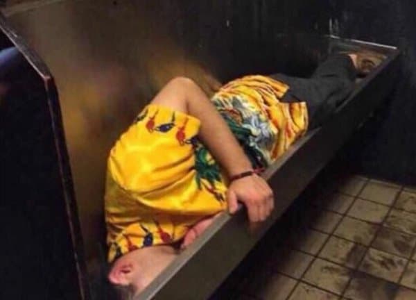 FOTO: Cliente bebe demais e acaba dormindo em mictório de bar