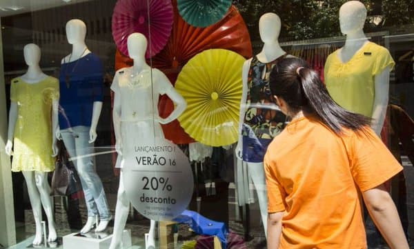 Confiança do consumidor brasileiro cai em abril ao menor nível histórico