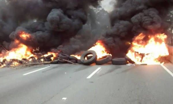 Protestos do MTST contra ‘golpe' interditam vias e geram transtornos em sete estados