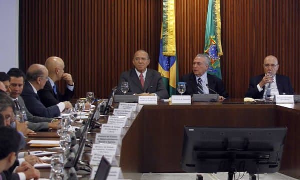 Jucá anuncia corte de 4 mil cargos de confiança e auditoria em programas sociais