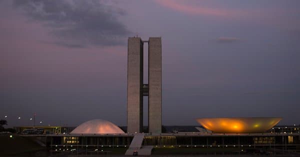 "Congresso brasileiro é circo que tem até seu próprio palhaço", diz The New York Times
