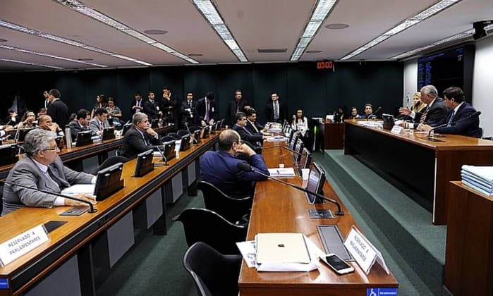 Conselho de Ética adia mais uma vez votação de processo de Cunha