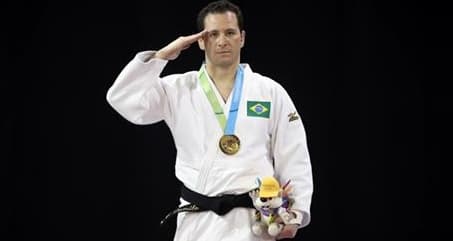 Entenda o motivo que os atletas brasileiros estão prestando continência no pódio do Pan