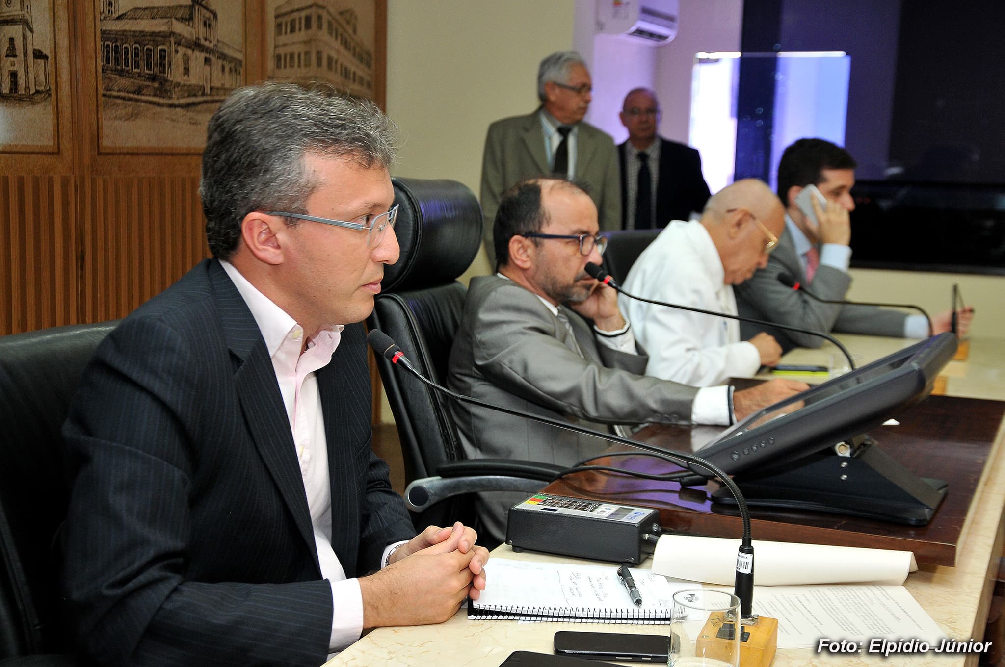 Convocado pela Câmara Municipal de Natal, secretário fala sobre gastos com decoração natalina
