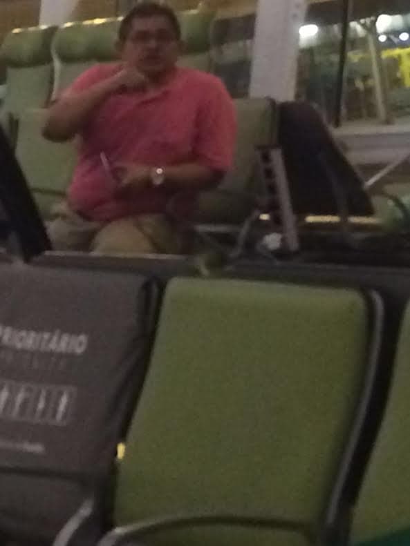 FOTO: Crispiniano Neto embarcando para Natal na noite deste domingo