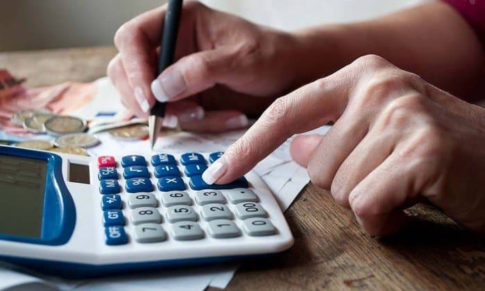 Taxa média de juros do cheque especial e do empréstimo pessoal volta a subir; veja bancos com menores e maiores valores