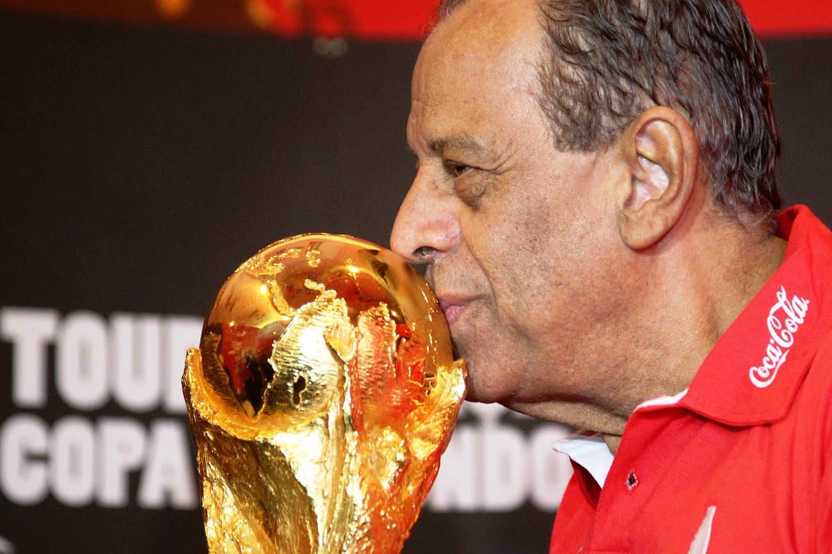 LUTO - Futebol brasileiro perde o maior dos capitães: morre Carlos Alberto Torres