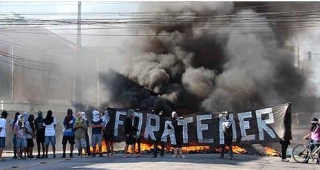ISSO TEM OUTRO NOME - (FOTO): Manifestantes fazem protesto contra PEC do Teto