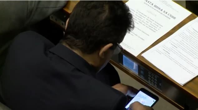 Deputados assistem a vídeos pornôs em sessão da reforma política