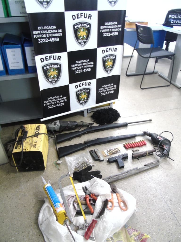 FOTOS: Polícia Civil encontra residência em Natal que funcionava como fábrica de armas artesanais