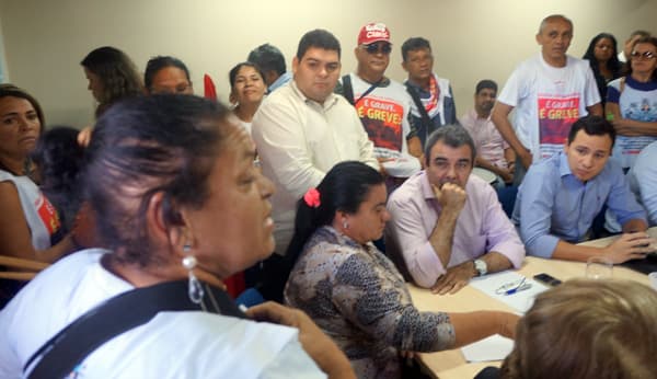 Servidores da saúde em greve invadem reunião e protestam contra reajuste da passagem