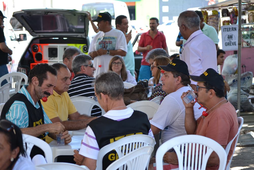 FOTOS: Servidores do ITEP acampam na frente da Governadoria e podem deliberar greve por tempo indeterminado